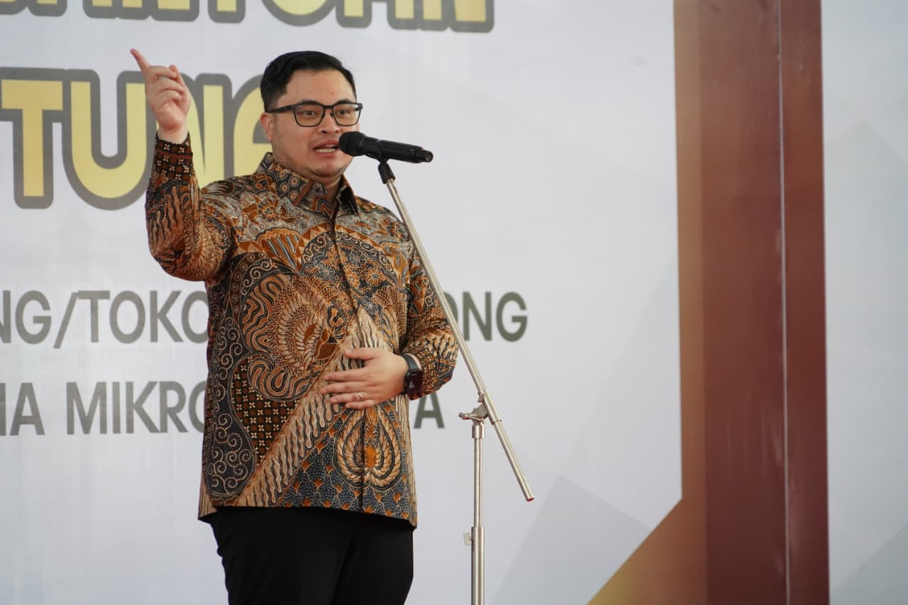 Mas Dhito saat memberikan bantuan untuk guru non ASN. (Foto: Pemkab Kediri/jatimnow.com)