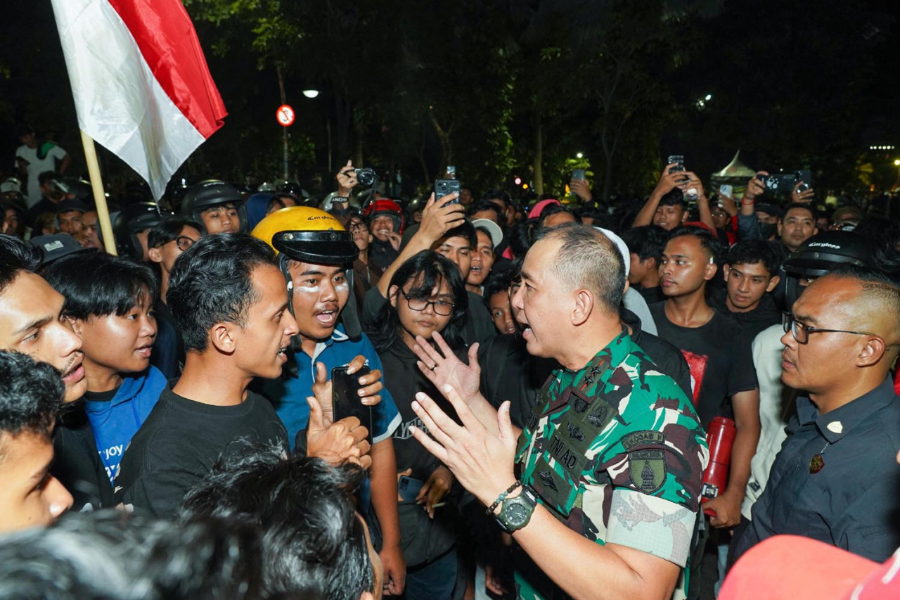 Pangdam V/Brawijaya, Mayjend TNI Rudy Saladin, meredam amarah massa dengan pendekatan humanis. (Foto/JatimNow.com)