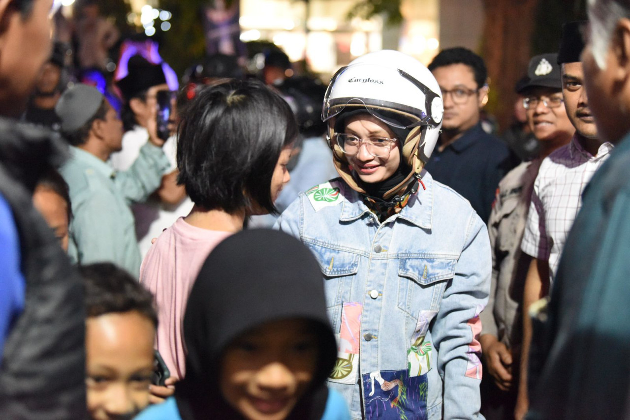 Foto: Wali Kota Kediri, Vinanda Prameswati saat berbincang dengan warga (Pemkot Kediri/jatimnow.com)
