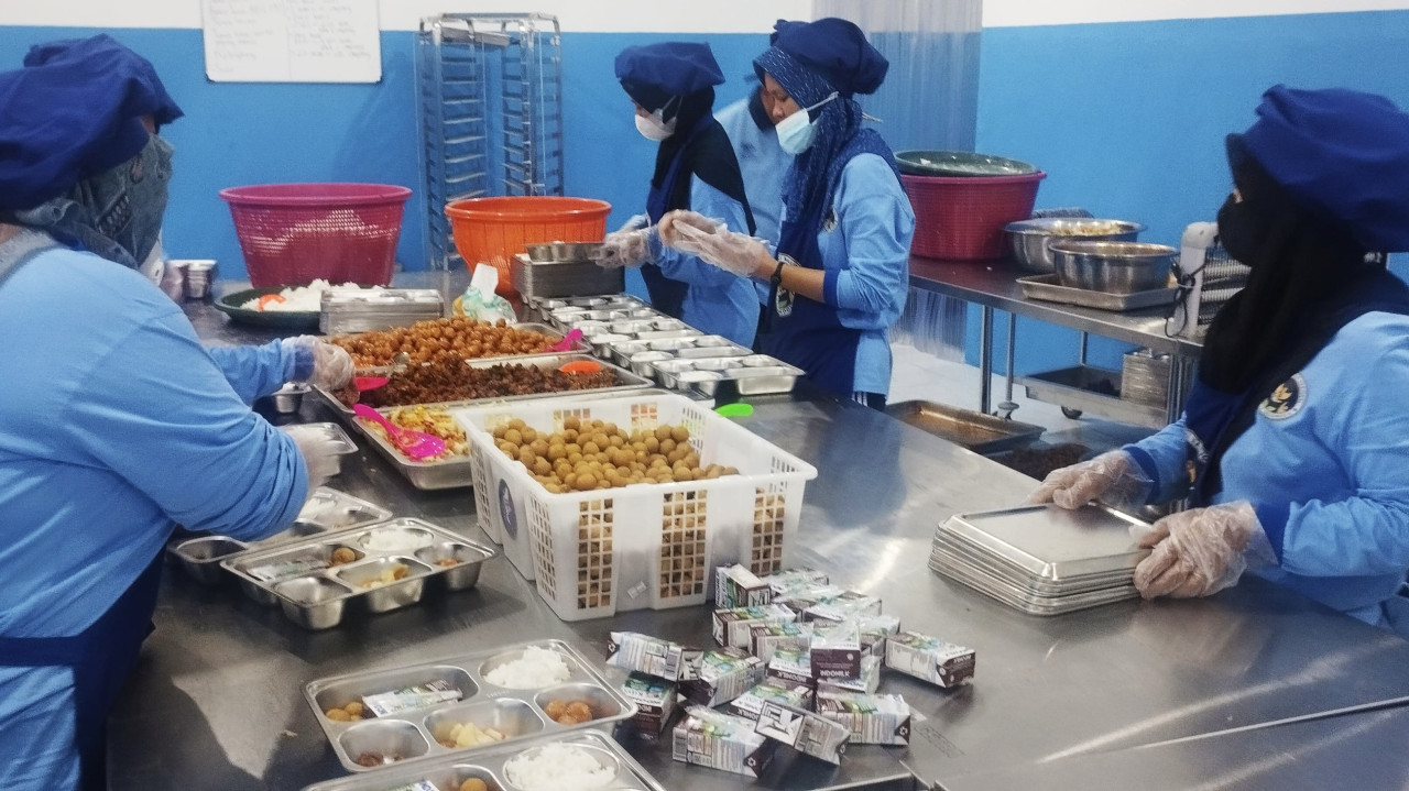 Kegiatan SPPG Surabaya, Sukodadi, Lamongan saat menyiapkan menu MBG. (Foto: Adyad Ammy Iffansah/jatimnow.com)