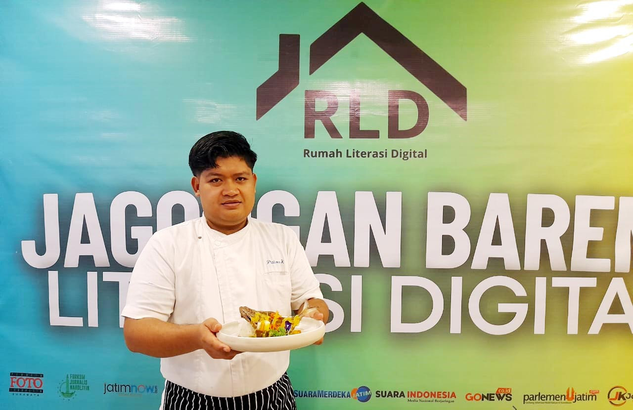 Mohamad Zainuri, menunjukkan kudapan racikannya di Rumah Literasi Digital (RLD), Jl Kaca Piring no 6 Surabaya, Rabu (17/9/2025). (Foto: Ali Masduki/JatimNow.com)