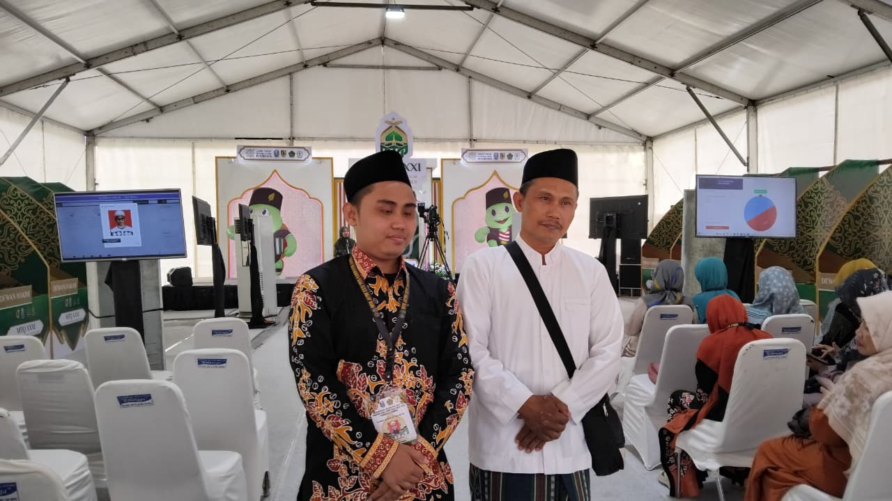 Foto : Ahmad Musyaddat didampingi ayahnya tampil di MTQ XXXI Jatim 2025 (Anas/jatimnow.com))