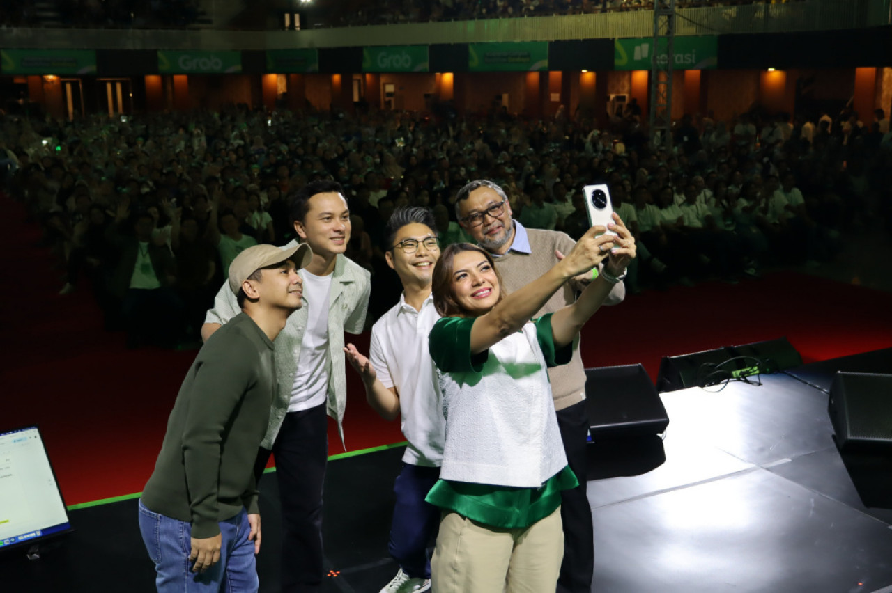 Nicholas Saputra dan Najwa Shihab memberikan pandangan tentang dilema passion vs realita kepada ribuan mahasiswa di Surabaya dalam acara Generasi Campus Roadshow 2025. (Foto/jatimnow.com)