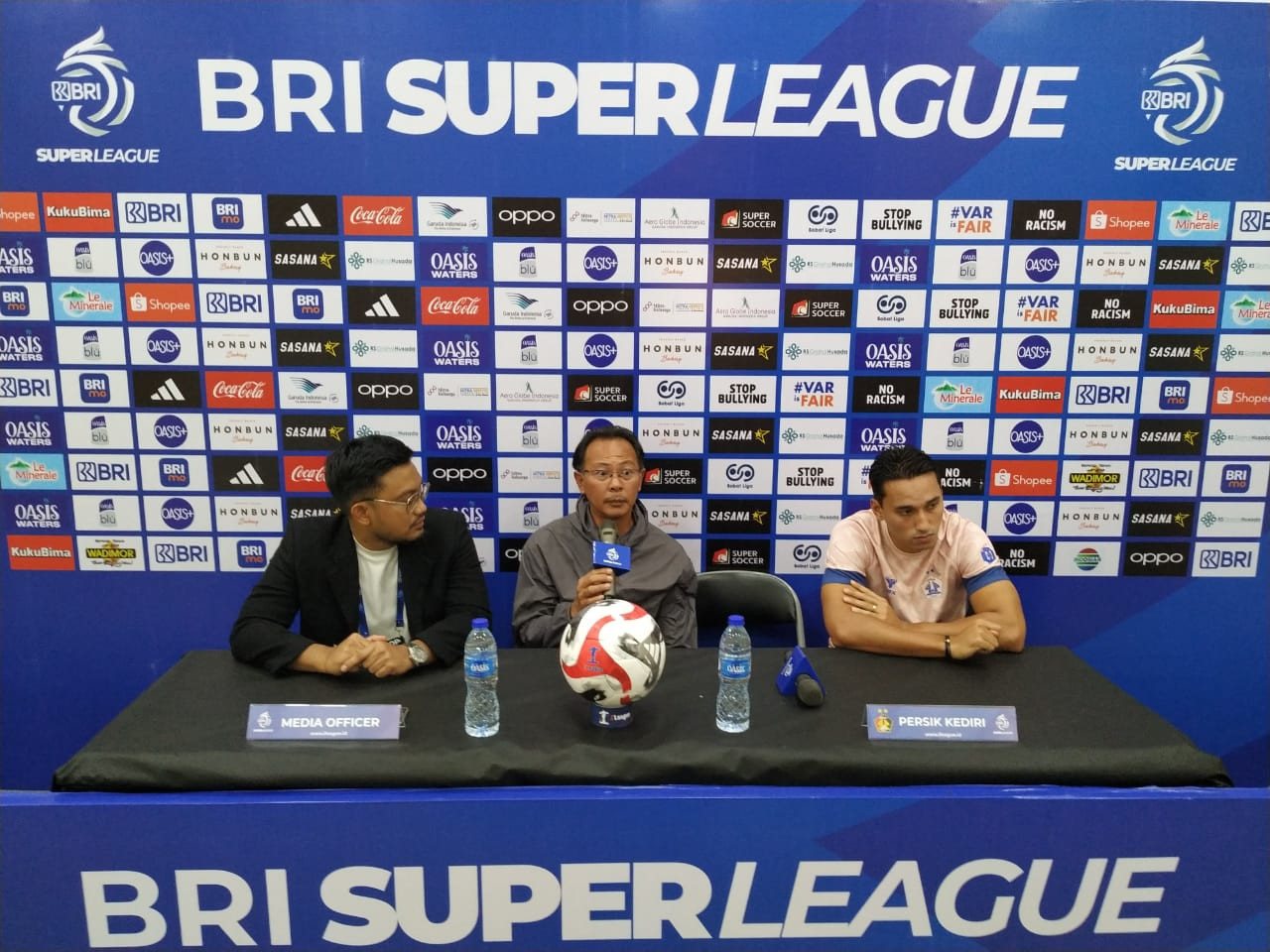 Foto: Pelatih Ong Kim Swee saat sesi konferensi pers (Persik Kediri/jatimnow.com)