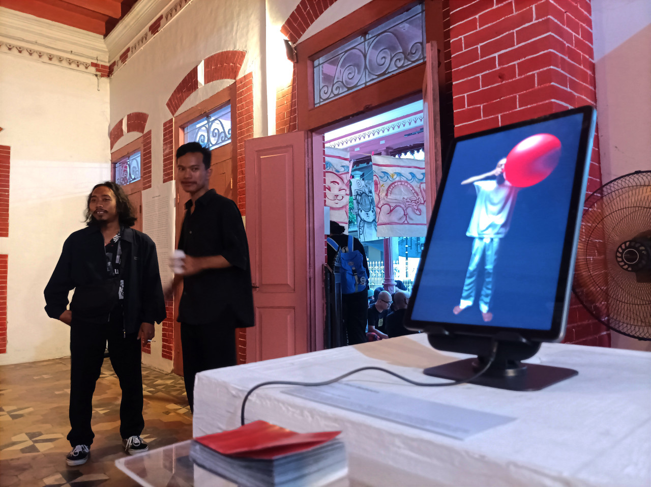 Foto: Salah satu karya seni rupa di pameran di acara penutupan MTN Lab: Residensi Gresik, di Rumah Besar Kemasan. (Sahlul Fahmi/jatimnow.com)