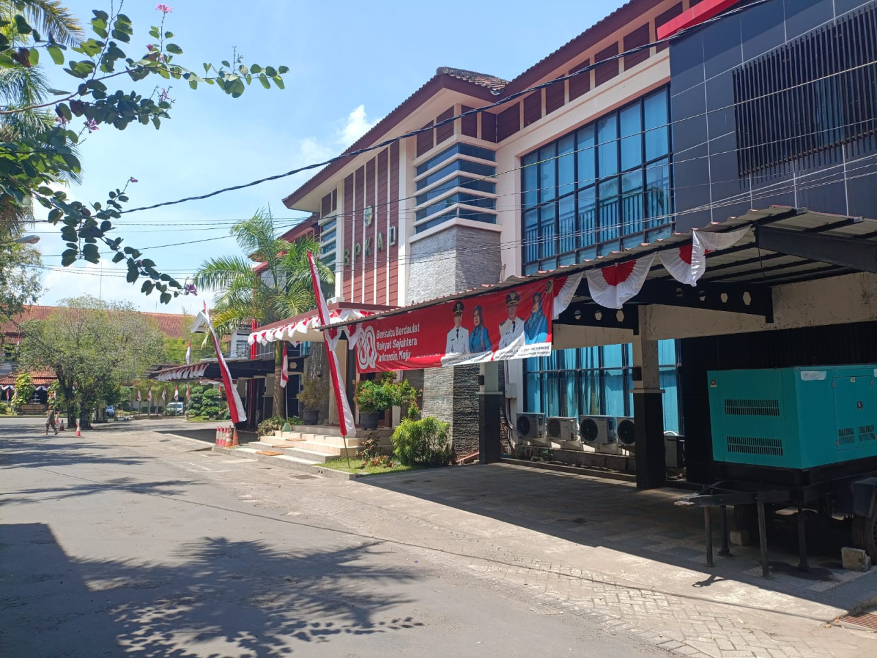 Parkiran Pemkab Tulungagung tampak sepi. (Foto: Bramanta Pamungkas/jatimnow.com)