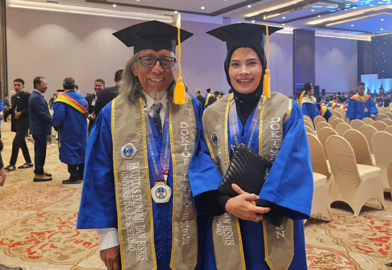 Cinta dan Ilmu, Kisah Inspiratif Pasutri Raih Gelar Doktor Bersama di Unitomo