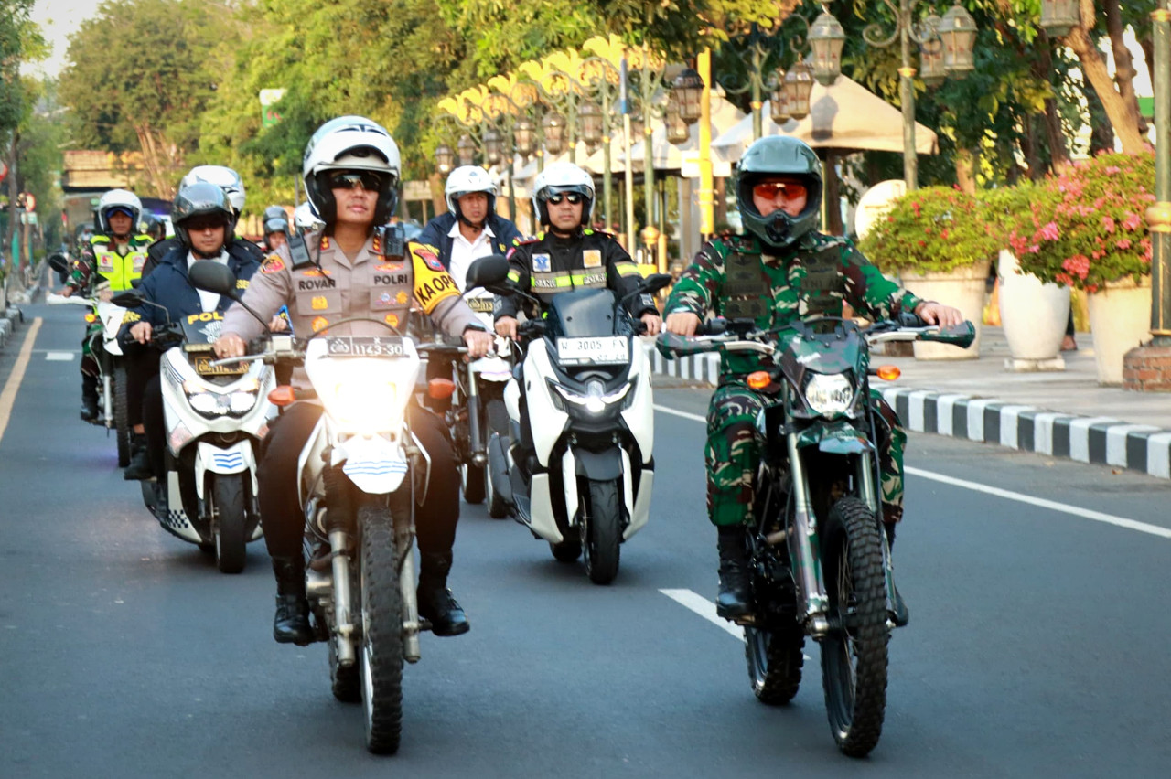 Foto: Patroli berskala besar yang digelar jajaran Polres Gresik dan Kodim 0817/Gresik beserta instansi terkait. (Humas Polres Gresik/jatimnow.com)