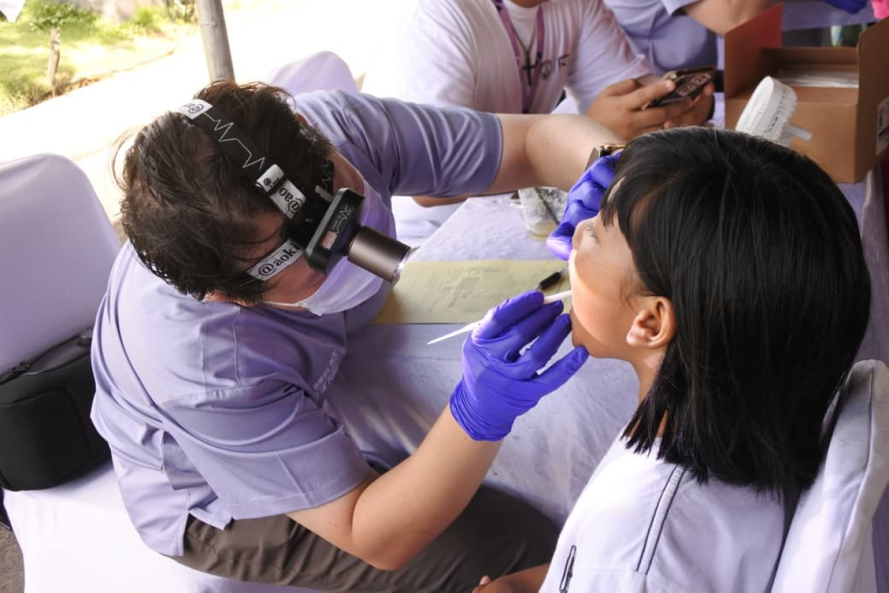 Bakti sosial dan penyuluhan kesehatan tubuh dan gigi yang ditujukan bagi warga sekitar Royal Residence. (Foto/Humas PCU)