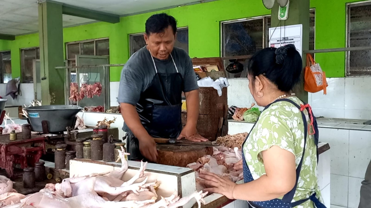 Foto: Pedagang daging ayam di pasar basah Trenggalek (Bramanta/jatimnow.com)