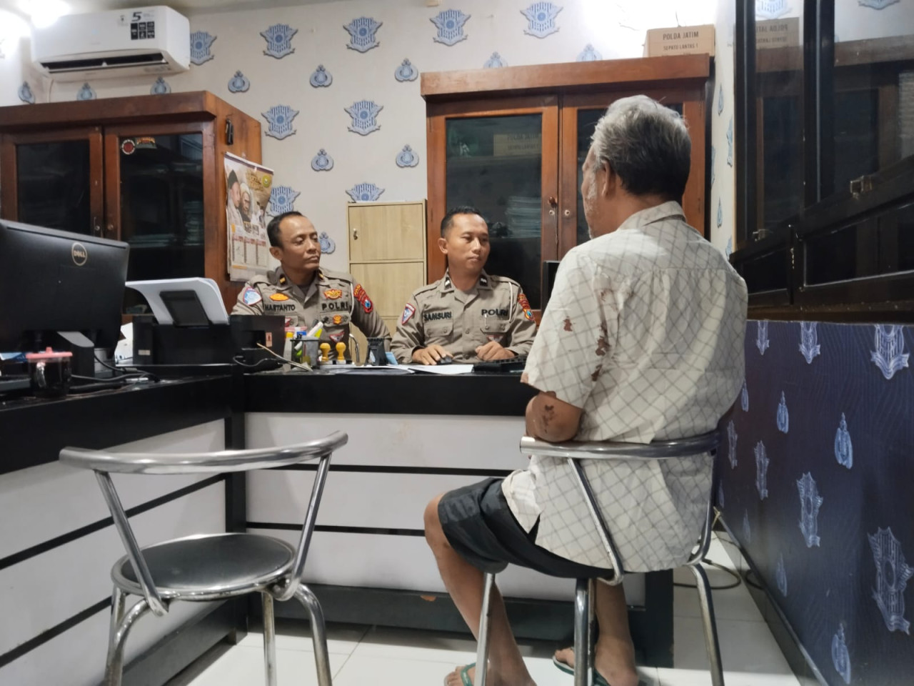 Foto: Polisi saat memeriksa pelaku (Polres Blitar/jatimnow.com)