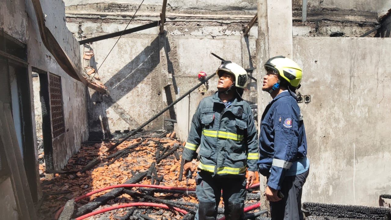 Petugas pemadam kebakaran saat di lokasi kejadian. (Foto: Call Center 112/jatimnow.com)