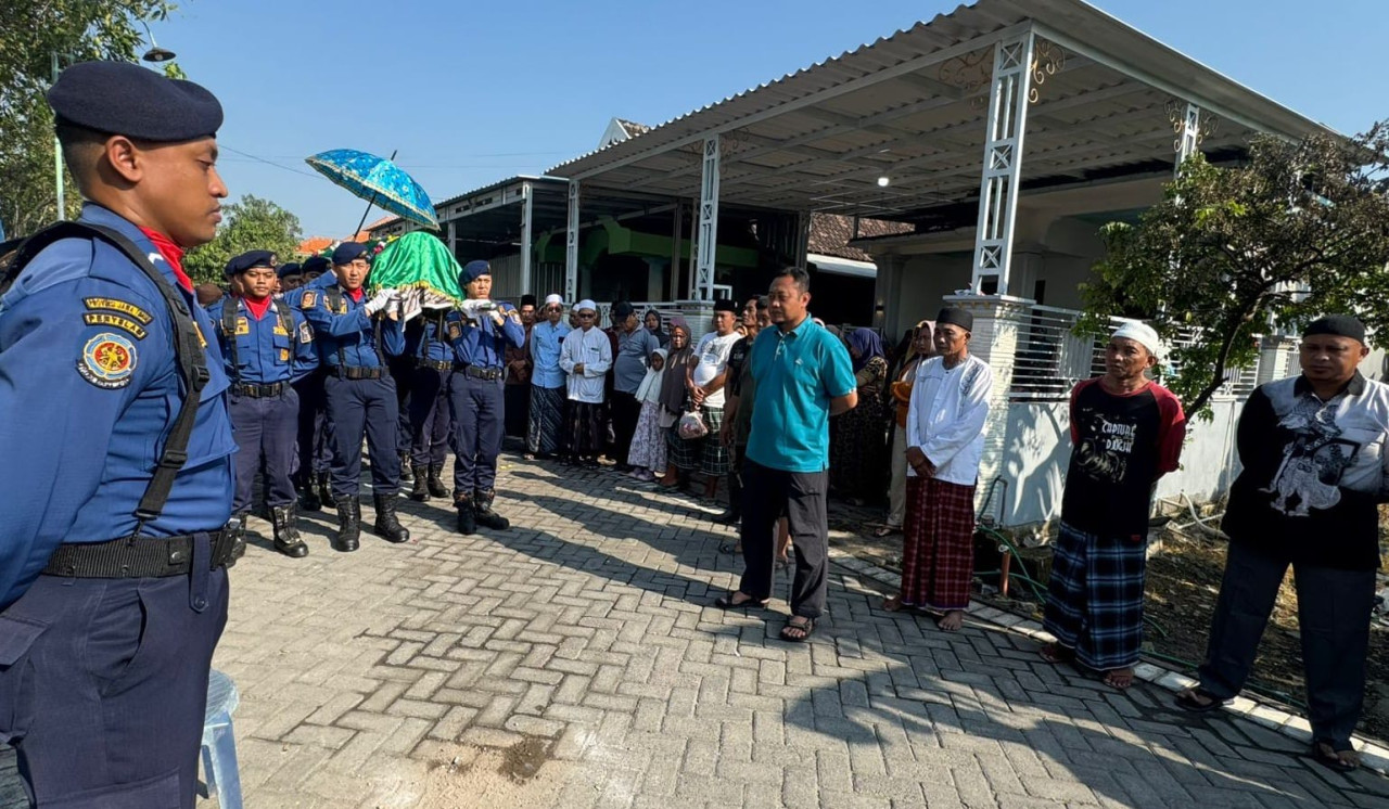 Foto: Suasana pemakaman komandan regu Damkar Pos Kandangan (Rizky/jatimnow.com)