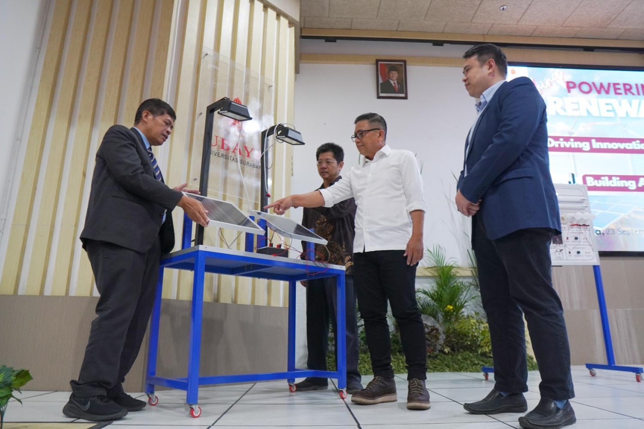 Guru Besar Energi Terbarukan Prof Elieser, Dekan Fakultas Teknik Ir. Eric Wibisono, Ph.D., IPU, Rektor Ubaya Dr. Benny Lianto, Managing Director Utomo Group Anthony Utomo. (Foto/Humas Ubaya)