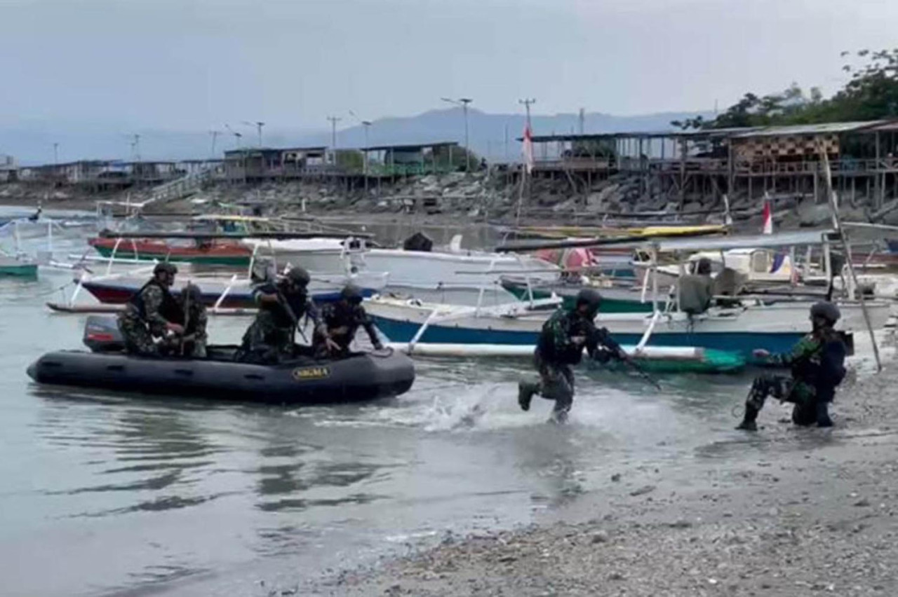 Prajurit Batalyon Infanteri 3 Marinir latihan pendaratan amfibi di Pantai Talise, Palu, Sulawesi Tengah, Senin (15/09/2024). (Foto/Dispen Kormar)