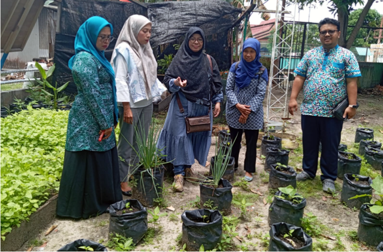 Kunjungan tim Pengmas FFUA ke sentra TOGA masyarakat Pulau Belakang Padang Batam. (Foto/Tim Pengmas)