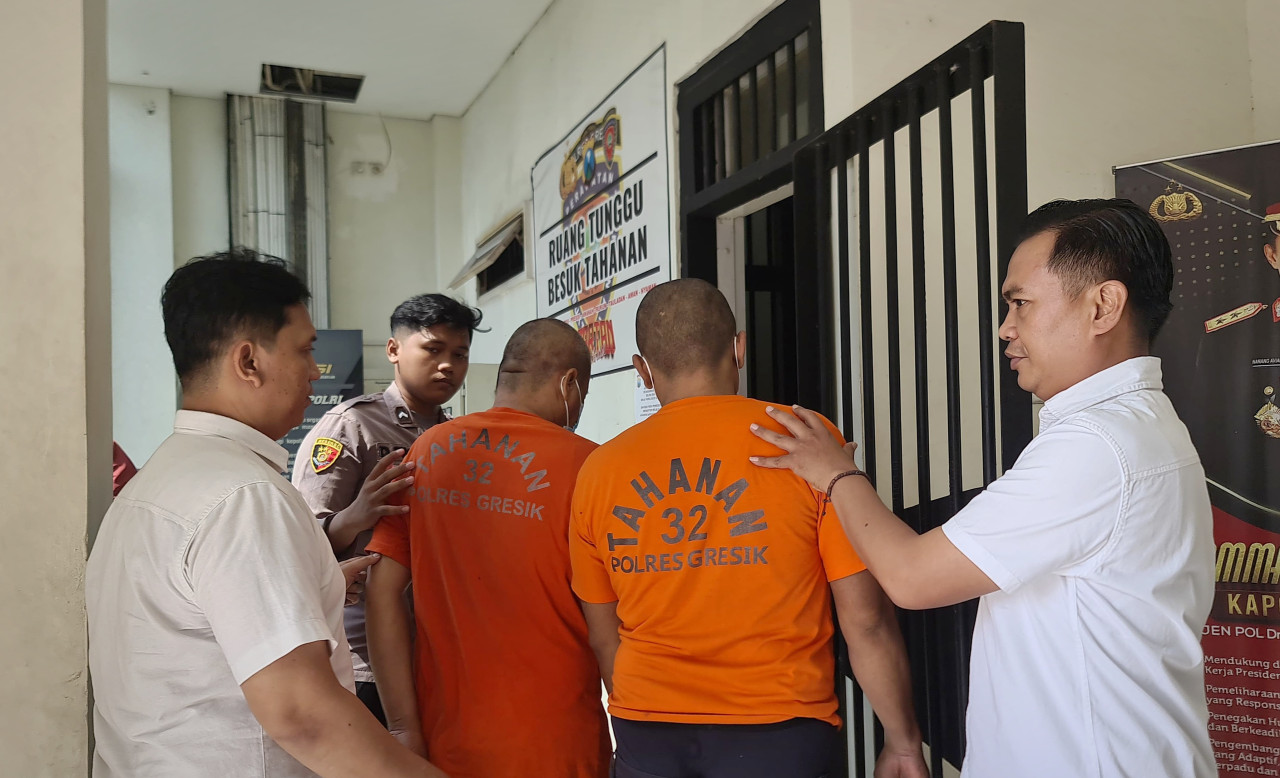 Foto: Dua pengedar sabu saat diamankan di Polres Gresik. (Humas Polres Gresik/jatimnow.com)