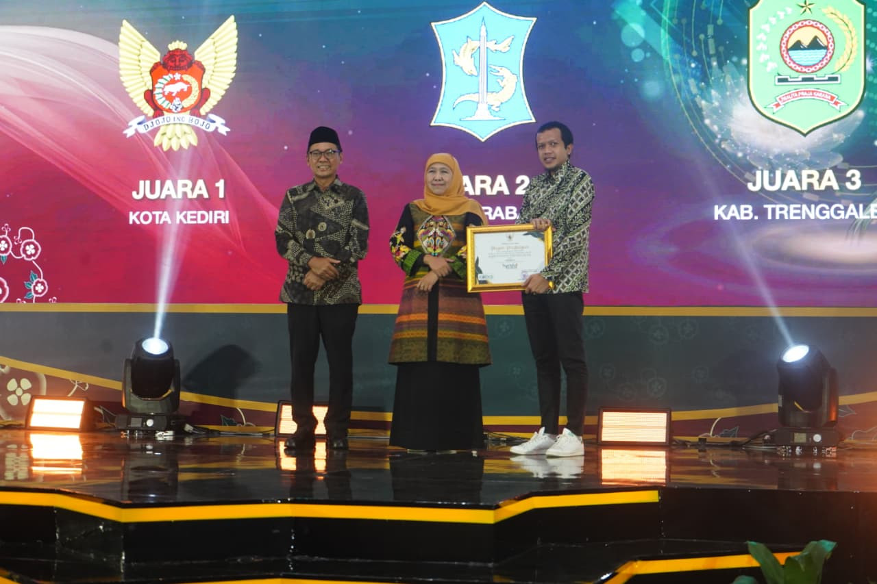 Foto: Wakil Buati Trenggalek Syah M Natanegara saat menerima penghargaan (Prokopim Trenggalek/jatimnow.com)