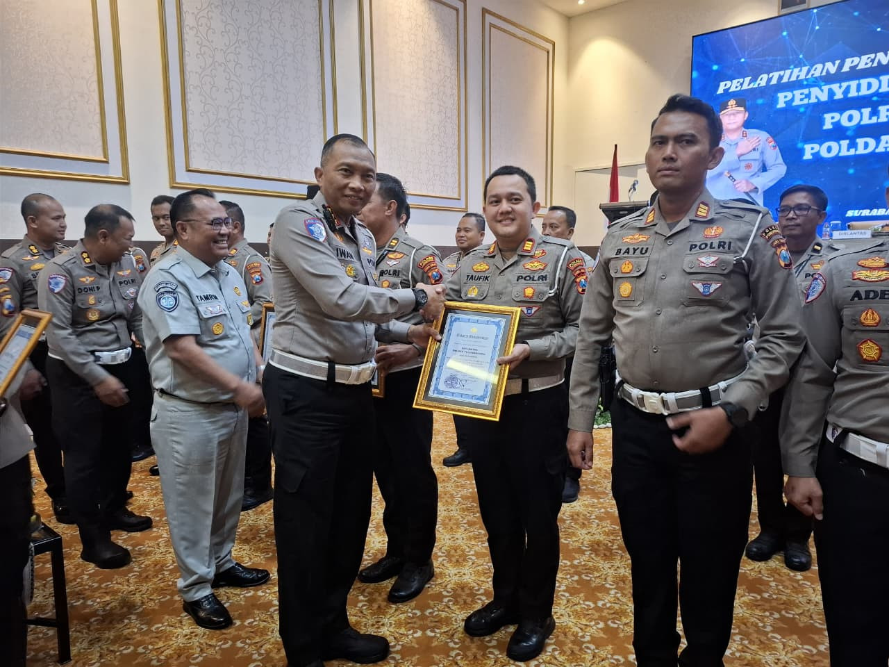 Foto: Satlantas Polres Tulungagung saat meraih penghargaan dari Ditlantas Polda Jatim (Polres Tulungagung/jatimnow.com)