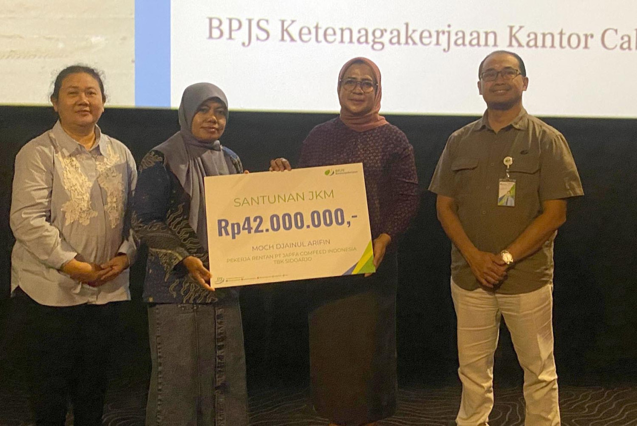 Penyerahan santutan JKM untuk ahli waris pekerja rentan disela-sela sosialisasi Surat Edaran Bupati kepada perusahaan-perusahaan di wilayah Sidoarjo. (Foto/jatimnow.com)