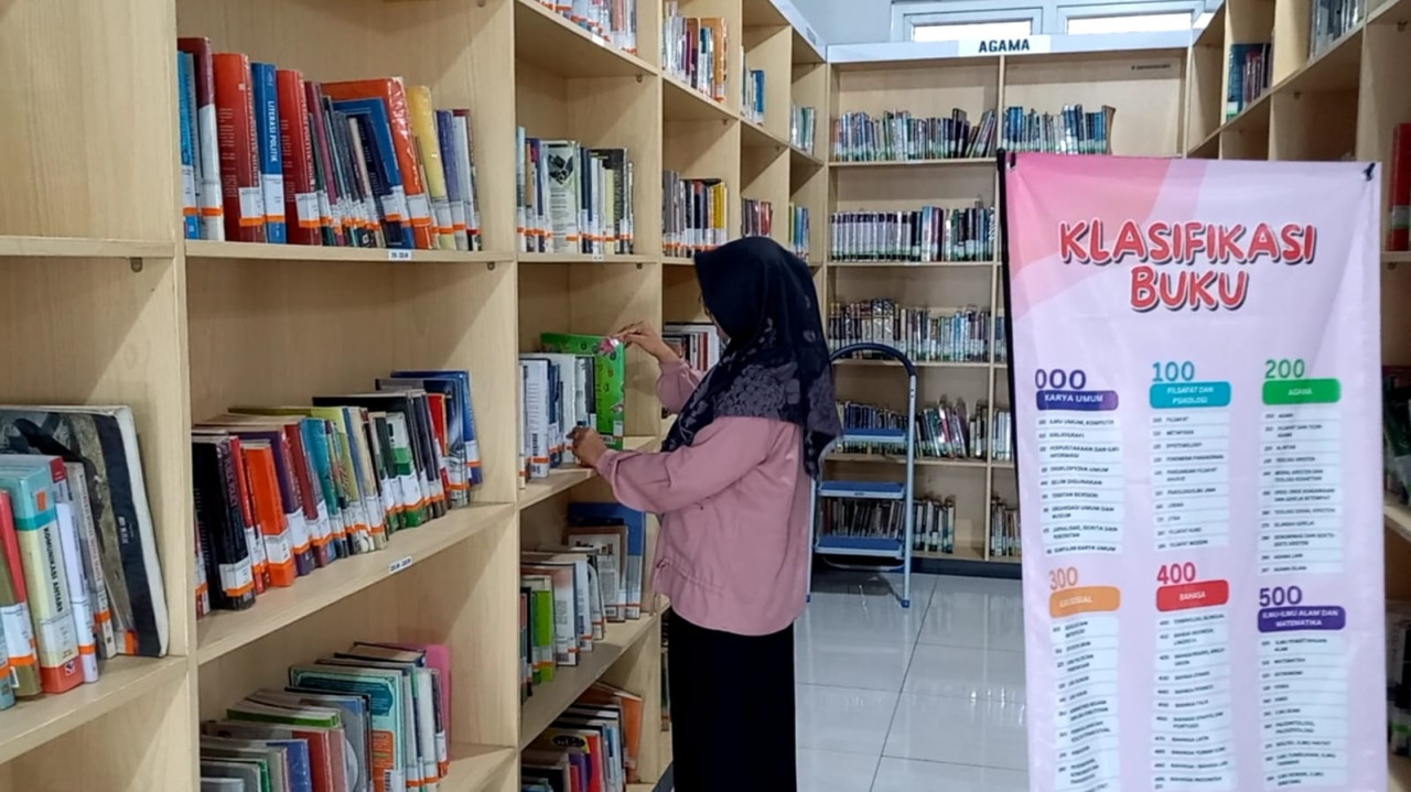 Foto: Pengunjung perpustakaan di Kabupaten Trenggalek (Bramanta/jatimnow.com)