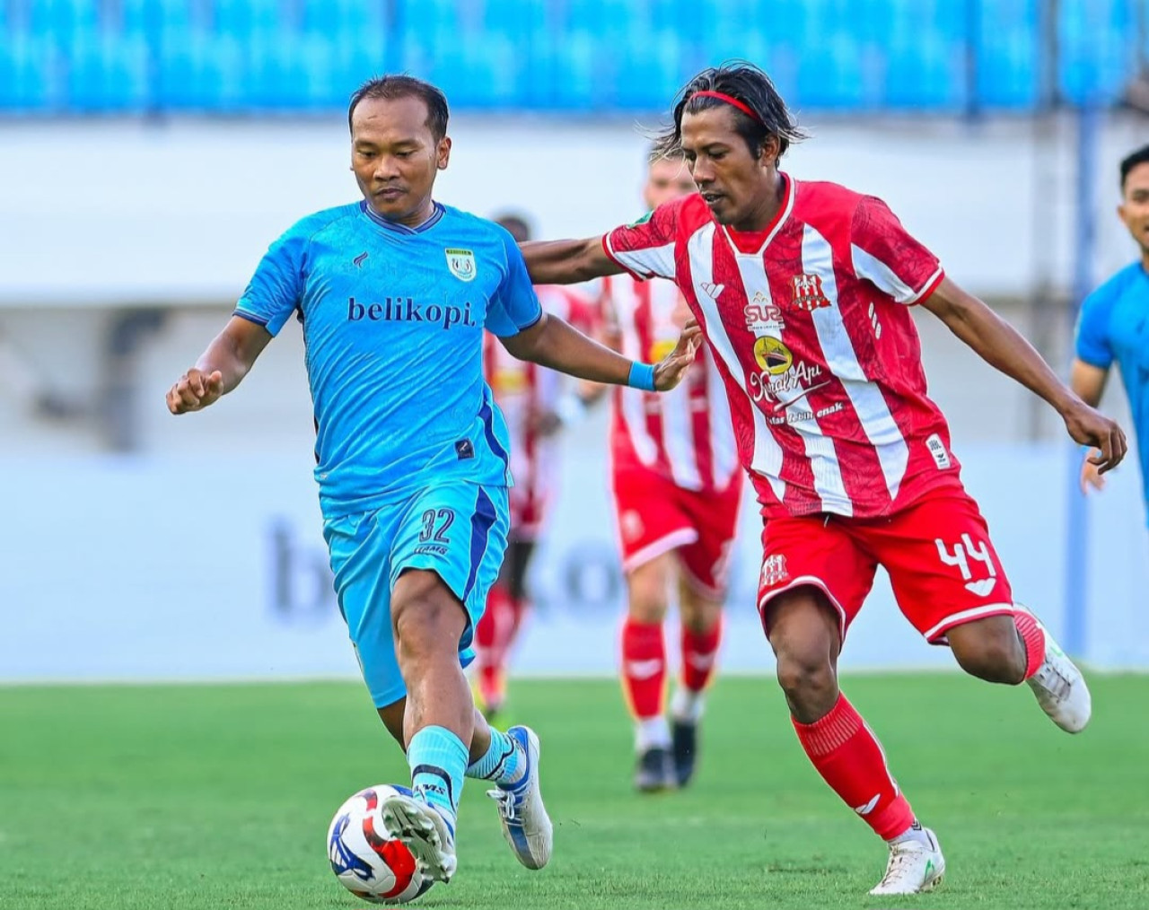 Winger Persela Wawan Hendrawan saat berjibaku dengan Bima Ragil. (Foto: Persela Lamongan/jatimnow.com)