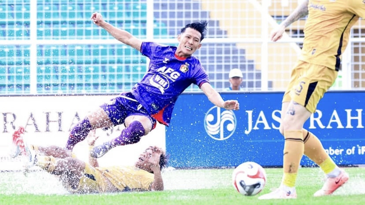 Pemain Persik Kediri Henhen bertarung dengan pemain Bhayangkara FC. (Foto: Persik Kediri/jatimnow.com)