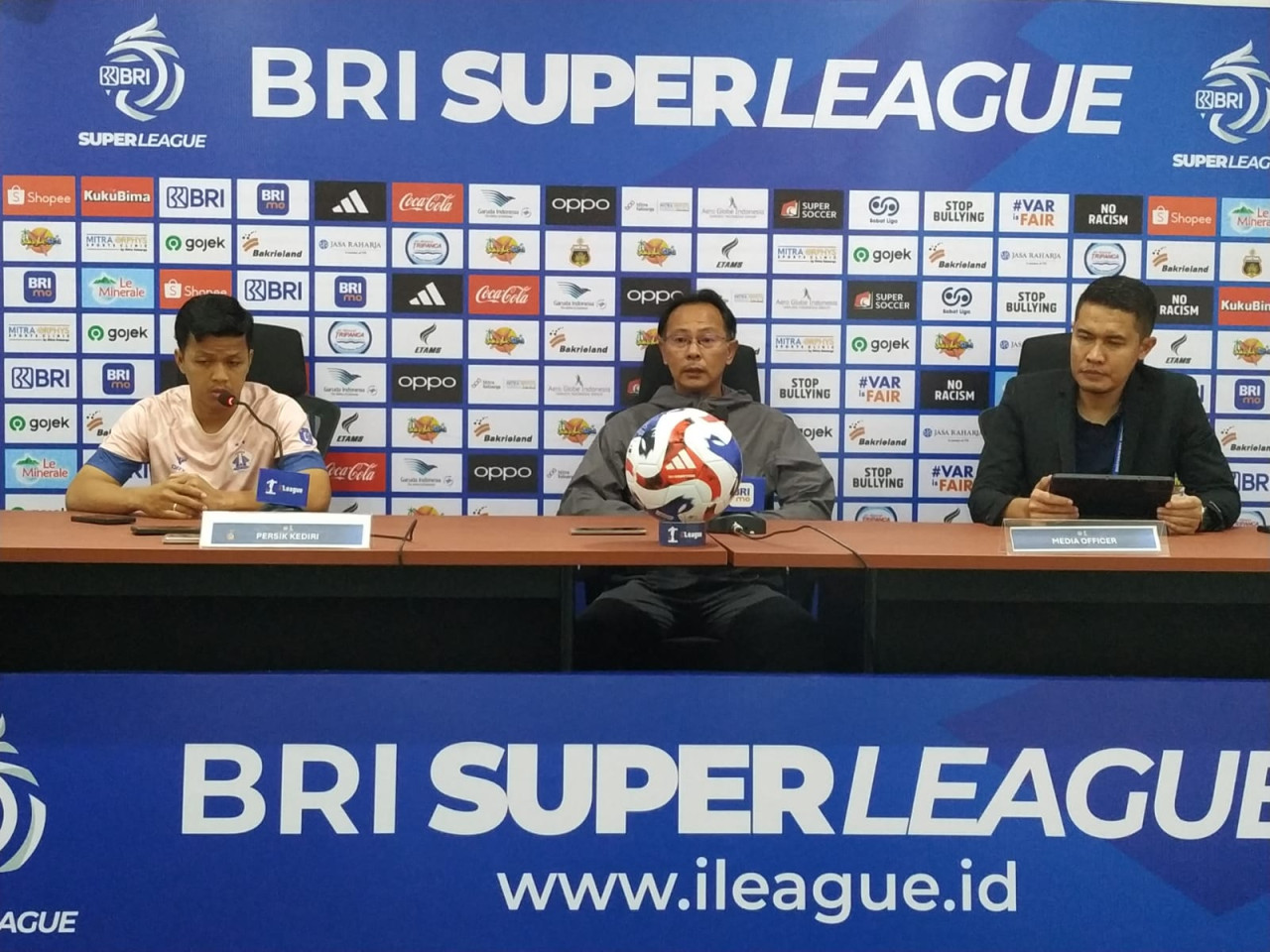 Bayu Otto dan Ong Kim Swee dalam pre-match conference di Lampung. (Foto: Persik Kediri/jatimnow.com)