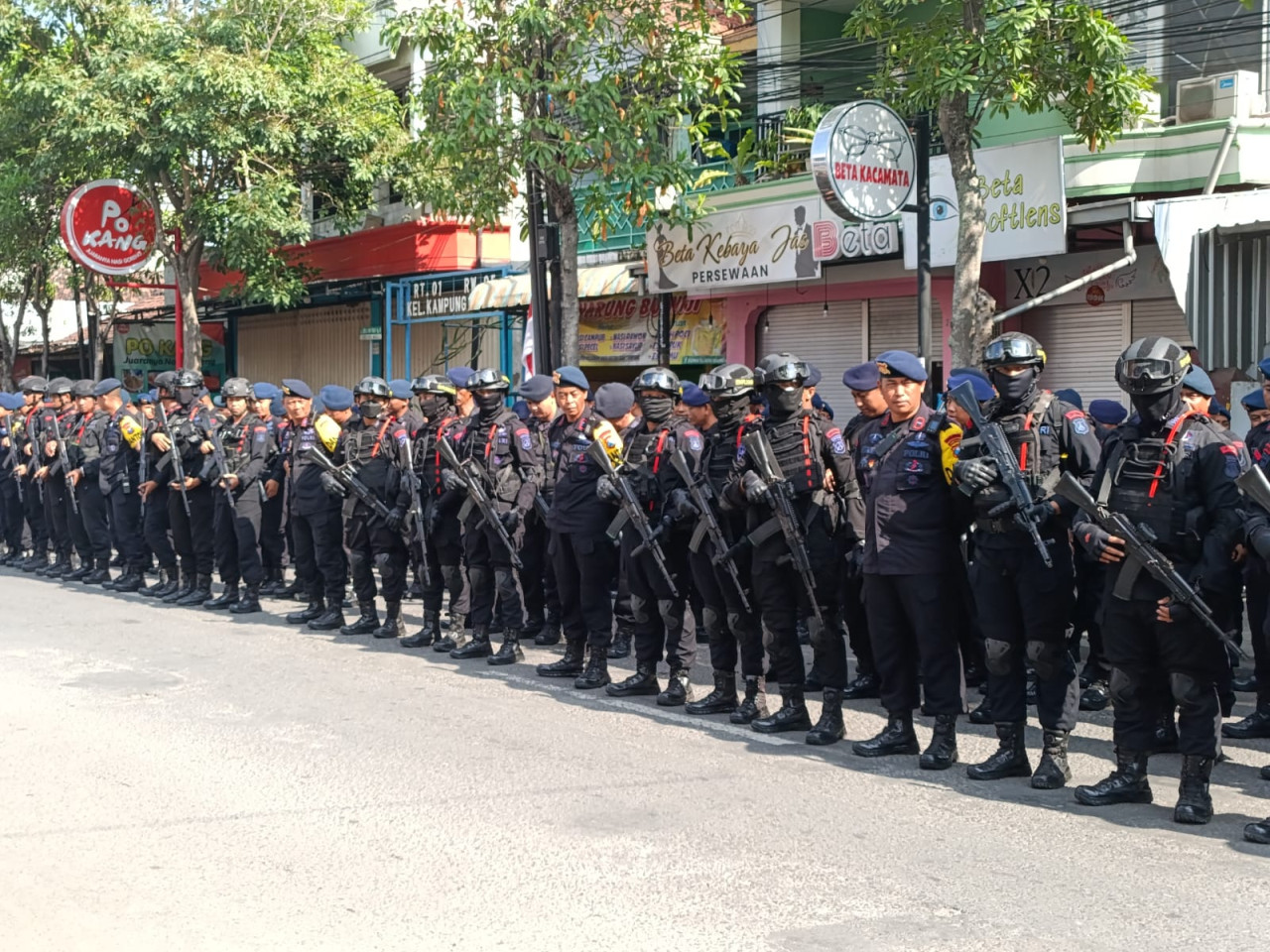 Foto: Personel polisi yang disiagakan pengamanan unjuk rasa di Tulungagung (Bramanta/jatimnow.com)