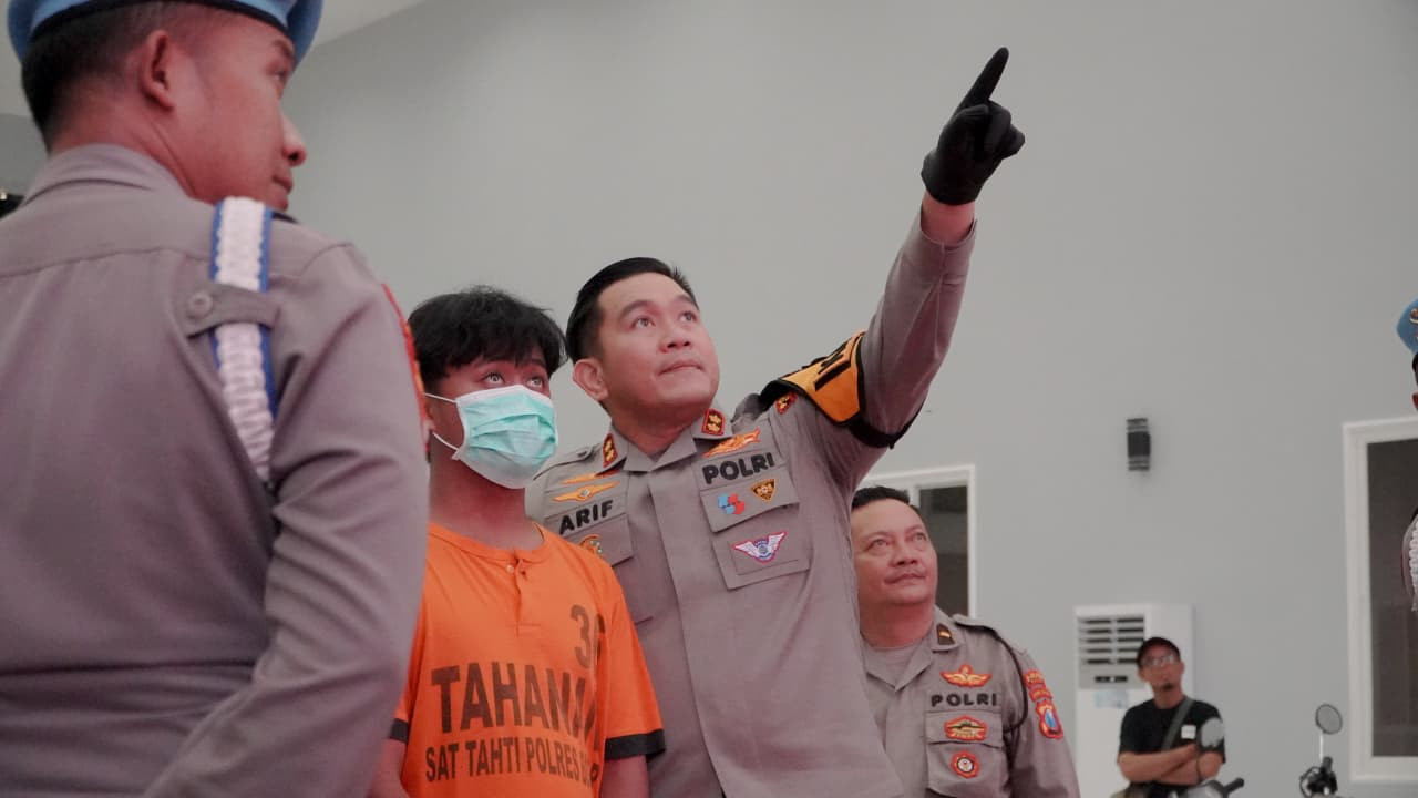 Foto: Kapolres Blitar, AKBP Arif Fazlurrahman bersama tersangka (Polres Blitar/jatimnow.com)