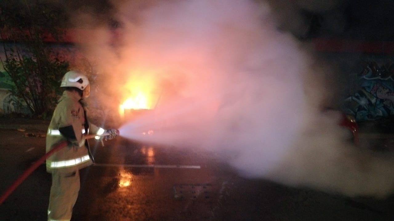 Foto: Petugas memadamkan api dari mobil yang terbakar (Fatkur Rizky/jatimnow.com)