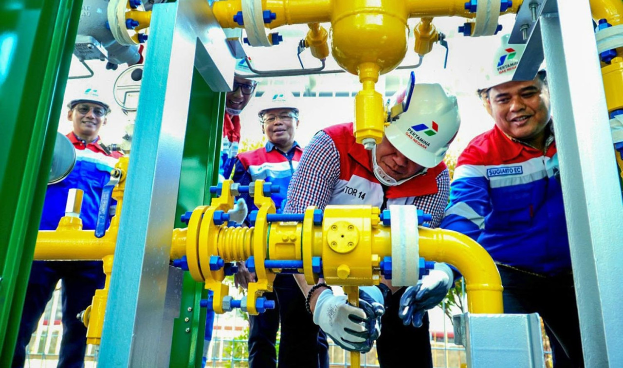 Pengaliran gas pertama dilakukan oleh Area Head PGN Semarang, Sugianto Eko Cahyono, bersama Direktur Utama RSUP Dr. Kariadi Semarang, dr. Agus Akhmadi, M.Kes, pada Rabu, 3 September 2025. (Foto/PGN)