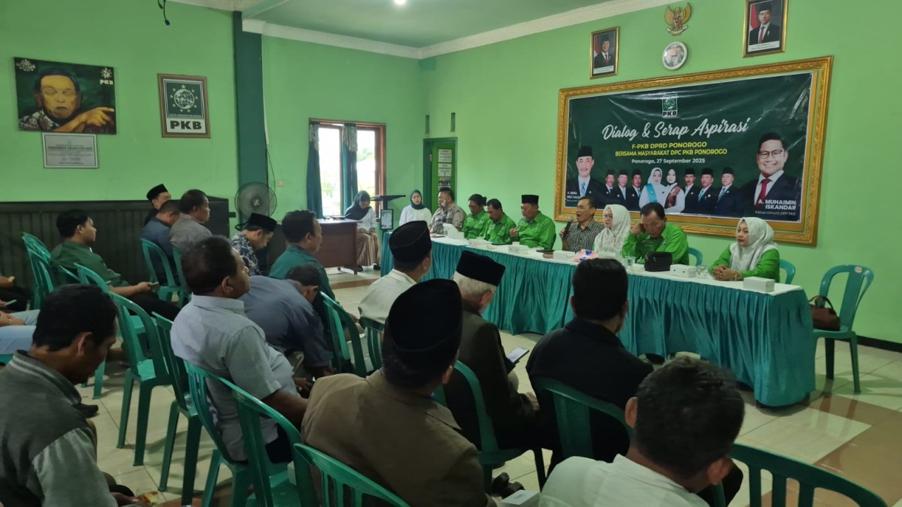 Ketua DPC PKB Ponorogo bersama Ketua DPRD Ponorogo serta anggota F-PKB lainnya saat menggelar dialog serap aspirasi masyarakat di Kantor DPC PKB Ponorogo. (Foto: Ahmad Fauzani/jatimnow.com)