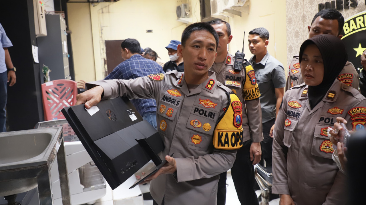 Kapolres Kediri Kota AKBP Anggi menunjukkan barang bukti. (Foto: Polres Kediri Kota/jatimnow.com)