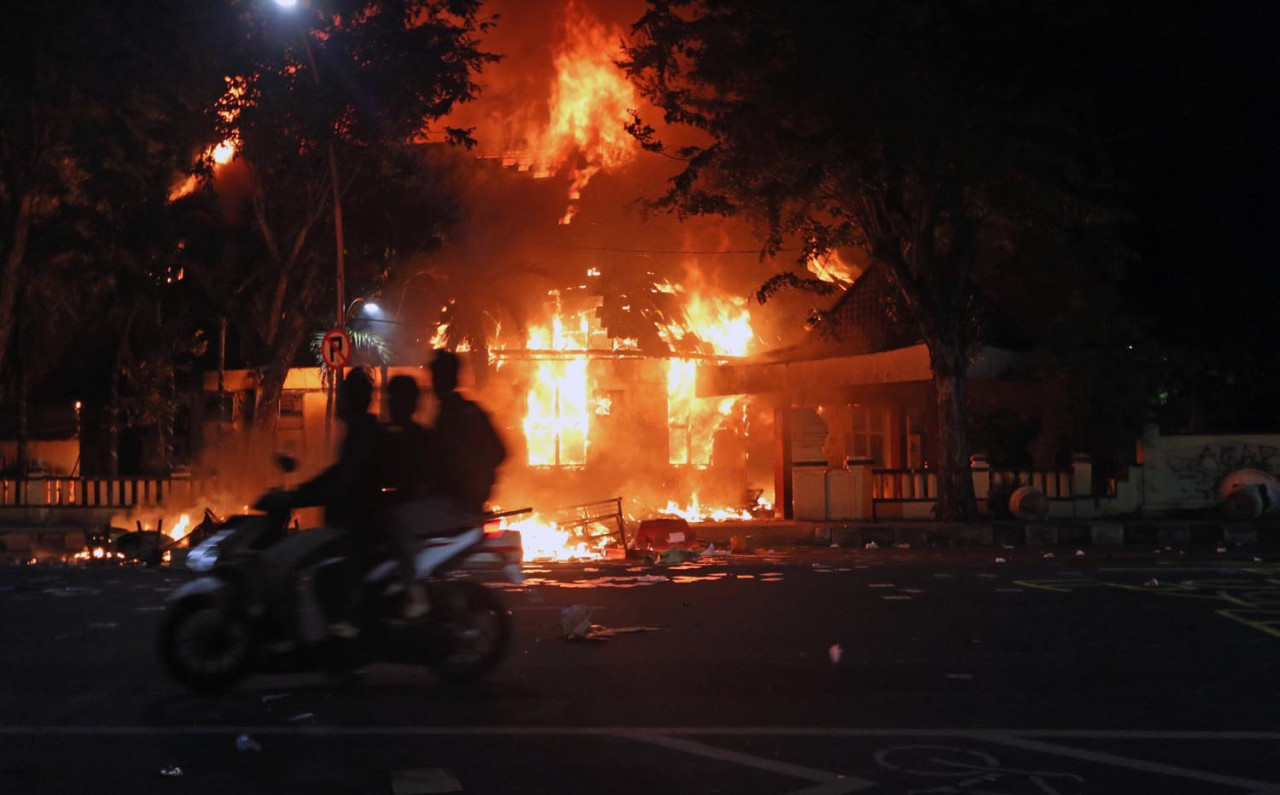 Massa aksi membakar Polsek Tegalsari Surabaya, pada Minggu (31/08/2025) dini hari. (Foto: M Iffan Maulana for jatimnow.com)