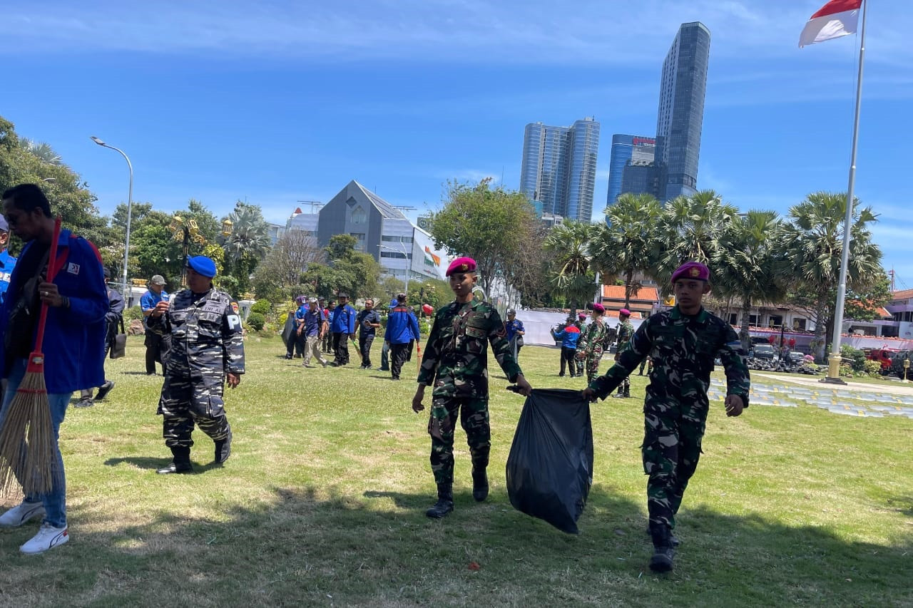 Prajurit Marinir Bersihkan Gedung Grahadi Pasca Demo