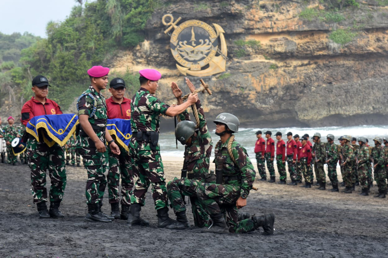 Upacara penutupan ditandai dengan pelepasan tanda siswa Dikko, penyematan brevet komando, dan pemakaian pisau komando oleh Komandan Kodikmar. (Foto/Dispen Kormar)