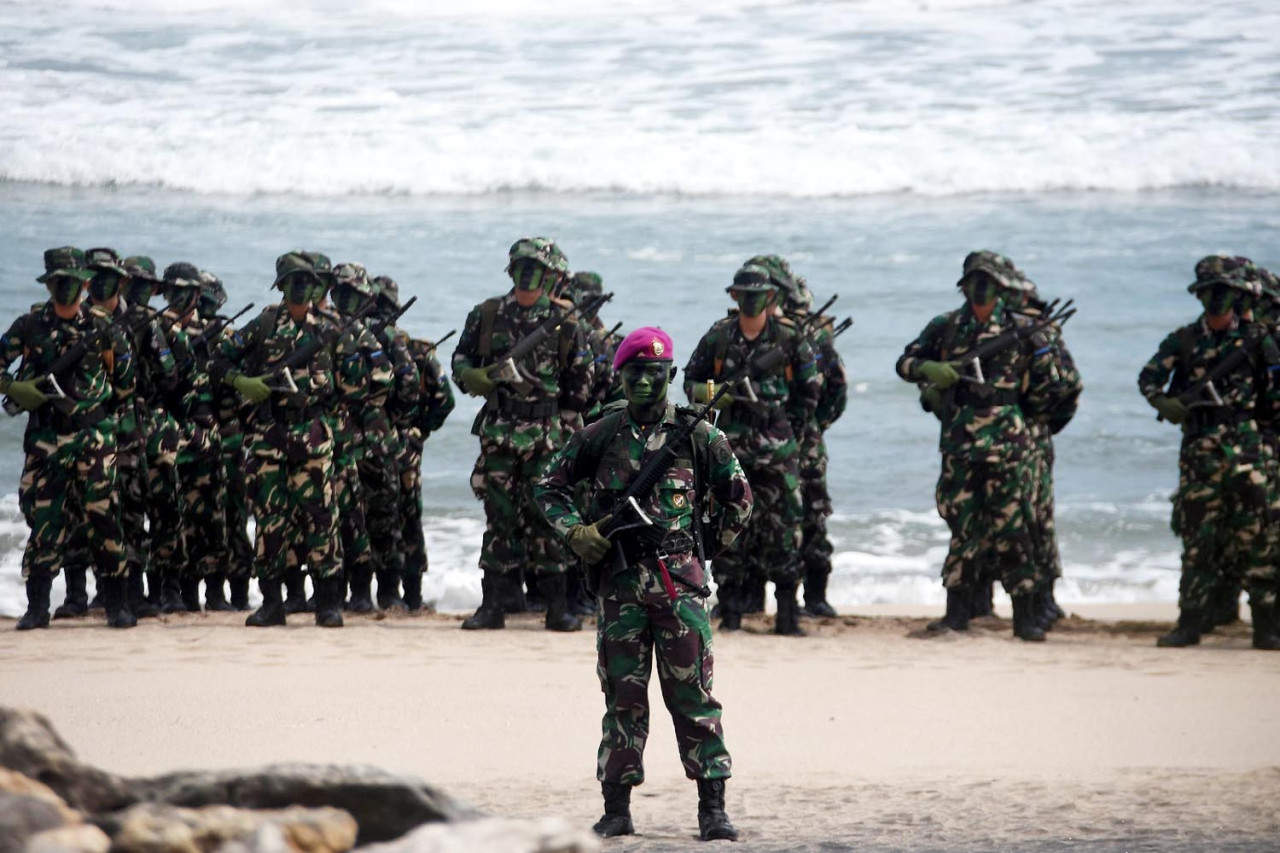 Prajurit muda Korps Marinir ketika mengikuti upacara pembaretan di Pantai Baruna, Kabupaten Malang, Jawa Timur, Selasa (16/09/2025). (Foto: Ainul Yakin for JatimNow.com)