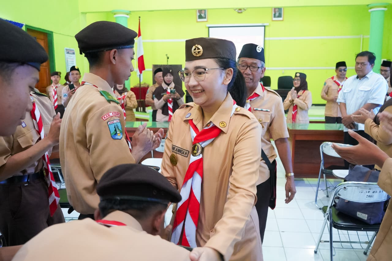 Mbak Cicha saat memberangkatkan pesera Pramuka. (Dok. Pribadi$