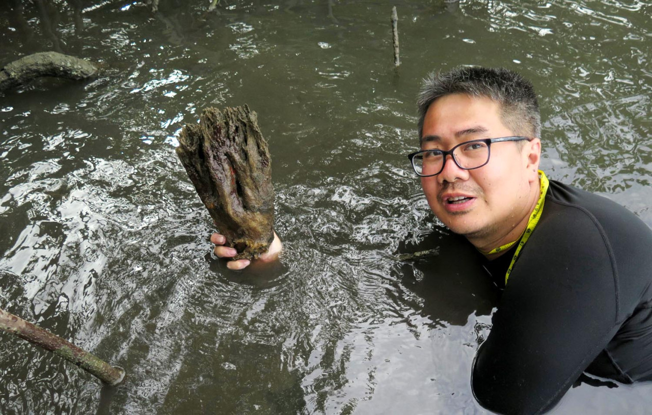 Guru Besar Departemen Biologi ITS, Prof Edwin Setiawan, dalam ekspedisinya mengenai biodiversitas spons di Simeulue Aceh. (Foto: Humas ITS for JatimNow.com)
