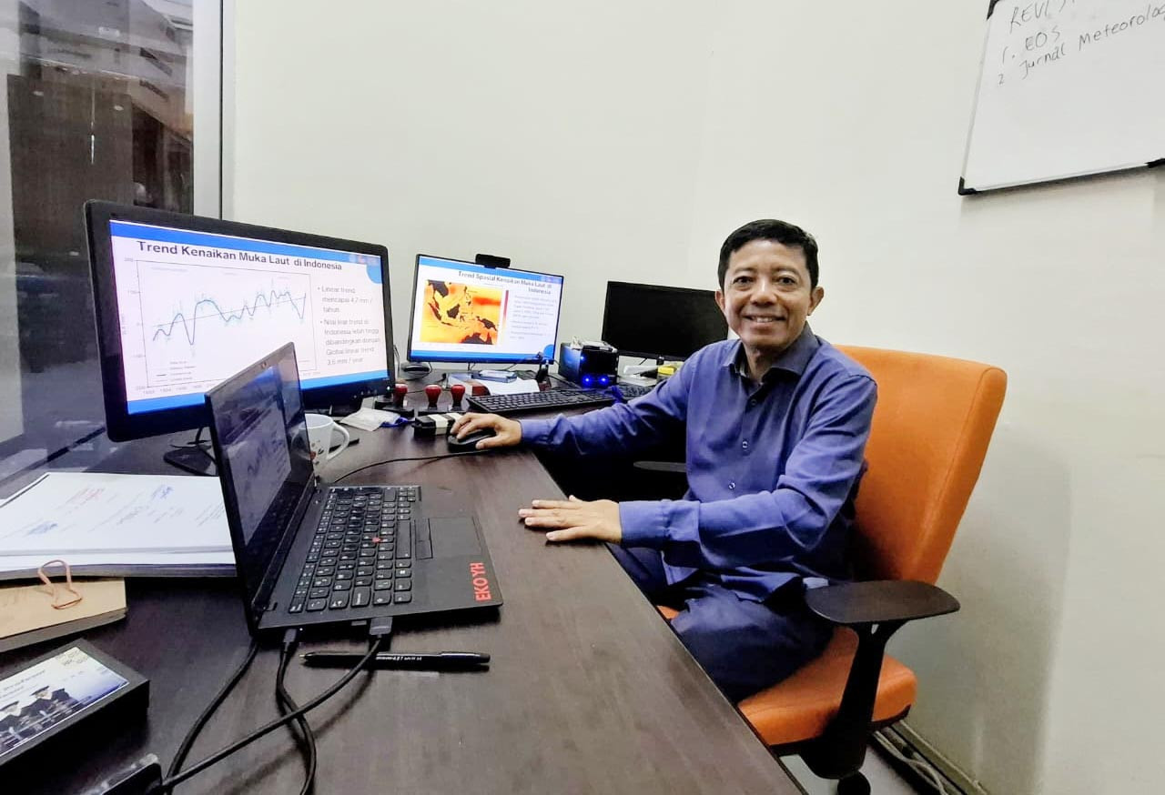 Prof Eko Yuli Handoko saat menjelaskan tren kenaikan muka laut di Indonesia. (Foto/Humas ITS)