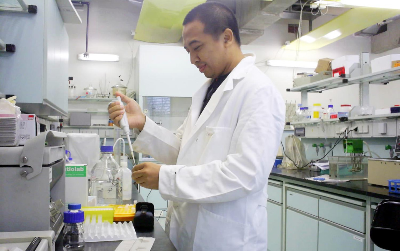 Prof. Endry Nugroho Prasetyo saat melakukan penelitian biokatalis dalam ranting ilmu enzimologi. (Foto/Humas ITS)