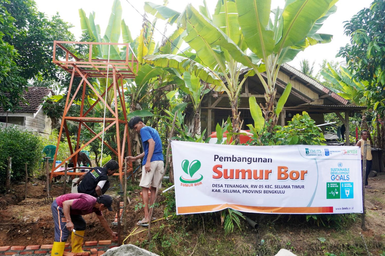 Kegiatan instalasi sarana air bersih untuk masyarakat yang dibangun oleh YMI ITS dan IKA ITS di Bengkulu. (Foto/Humas ITS)