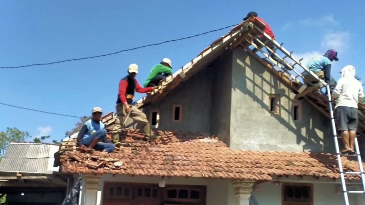 Kerja bakti warga Besowo perbaiki rumah rusak akibat puting beliung. (Foto: Nanik for jatimnow.com)