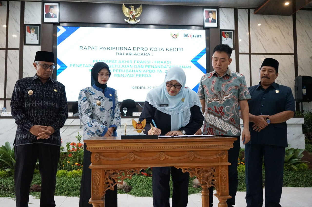 Wali Kota Kediri Vinanda Prameswati bersama Pimpinan DPRD Kota Kediri menandatangani berita acara persetujuan bersama pada Rapat Paripurna, Selasa (30/9/2025) di Ruang Soekarno Hatta BKPSDM. (Foto: Pemkot Kediri/jatimnow.com)