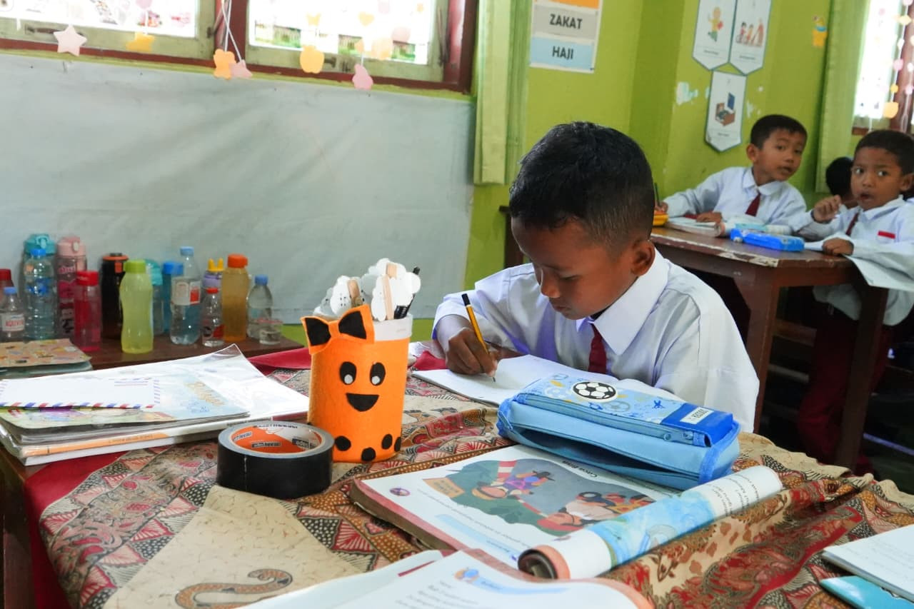 Restu di hari pertama bersekolah. (Foto: Pemkab Kediri/jatimnow.com)