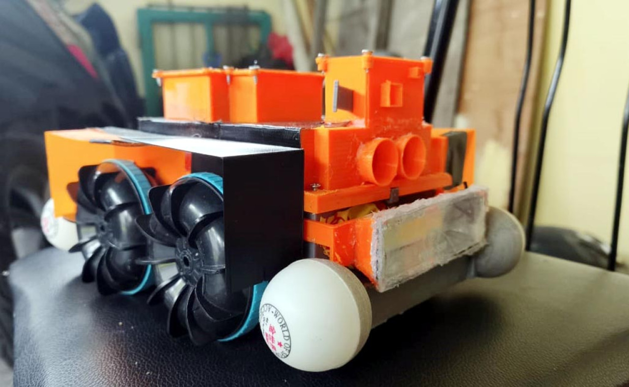 RoboGo ITS dirancang dengan bentuk yang sesuai dengan karakteristik gorong-gorong, yaitu panjang dan tertutup. (Foto/jatimnow.com)