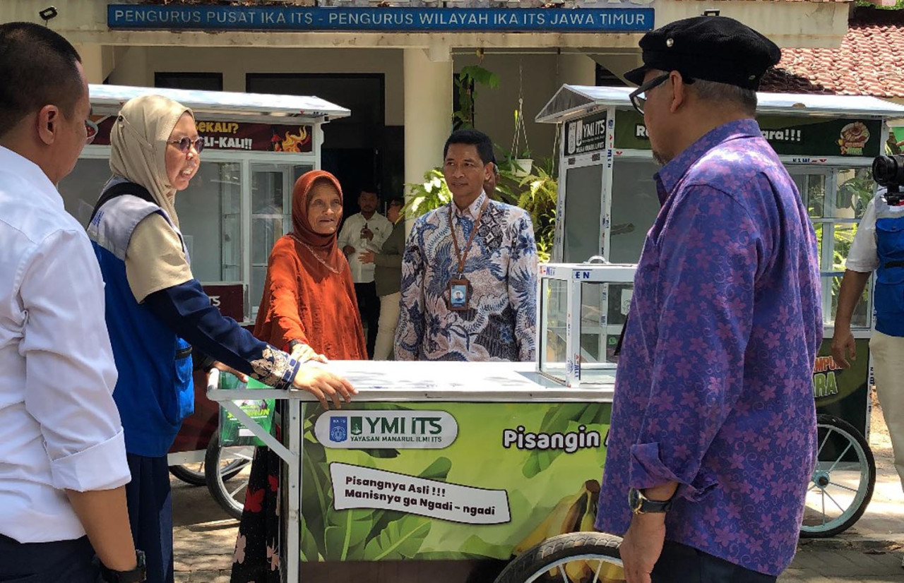 Penjual Jus Buah Surabaya Kini Lebih Keren dengan Rombong Baru