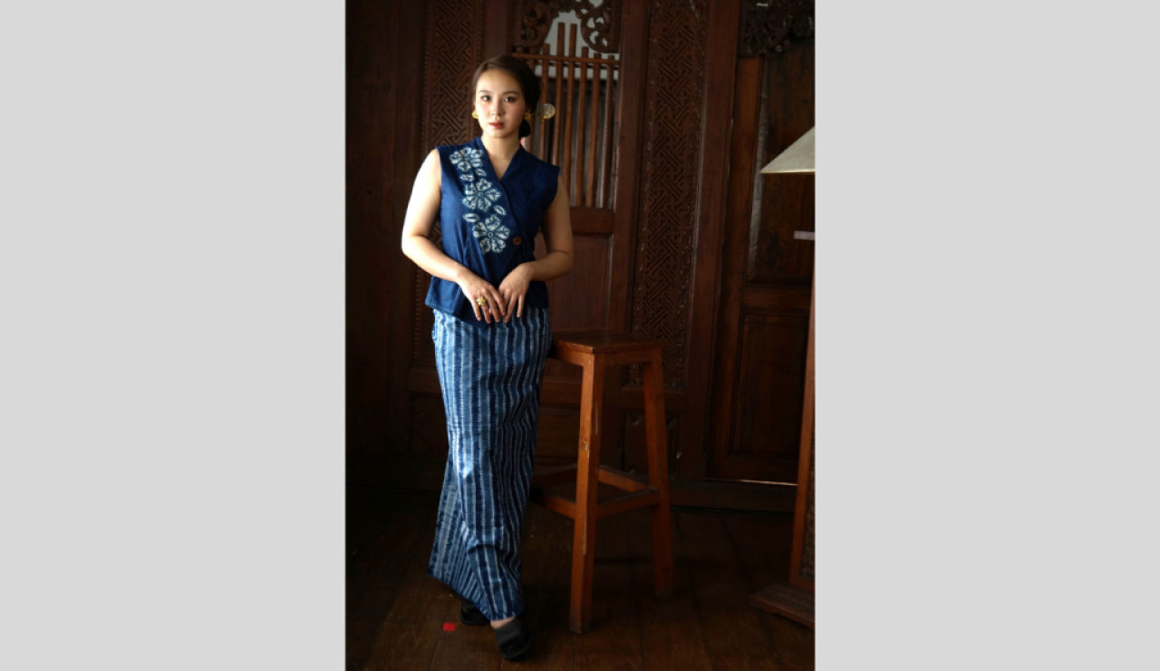 Kain dan baju dari tenun dan serat alam, dikerjakan dengan teknik stitch dan diwarnai dengan pewarna alam indigo. (Foto/Koleksi Rosita Batik Shibori).