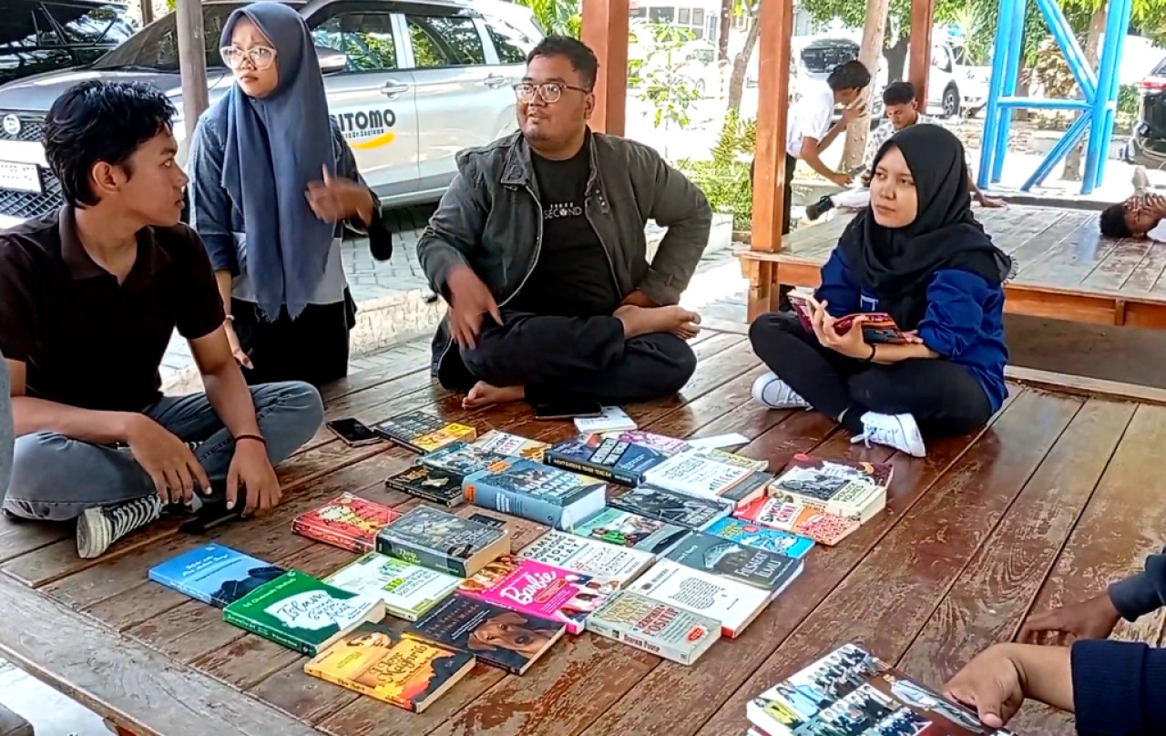 Komunitas Sahabat Pustaka, yang berbasis di Universitas Dr. Soetomo (Unitomo), Surabaya, secara konsisten mengajak mahasiswa lain untuk kembali menyentuh dan merasakan sensasi membaca buku fisik. (Foto: Ali Masduki/jatimnow.com)
